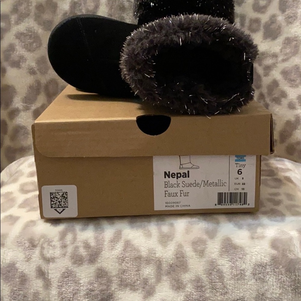 TOMS/Toddler boots/size 6 - Picture 4 of 10
